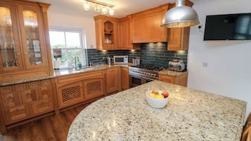 Cottage | Private kitchen | Fridge, dishwasher, electric kettle, toaster