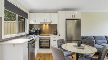 Executive Apartment | Private kitchen | Full-sized fridge, microwave, oven, stovetop