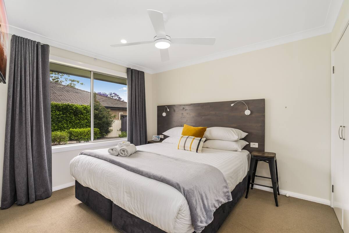 Executive Apartment | Blackout drapes, iron/ironing board, WiFi (free)