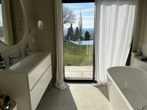 Combined shower/bathtub, hair dryer, towels, soap