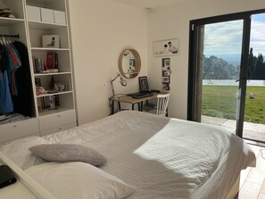 4 bedrooms, desk, iron/ironing board, free WiFi