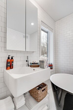 Maison, Plusieurs lits, balcon, vue sur le jardin | Salle de bain | Serviettes fournies