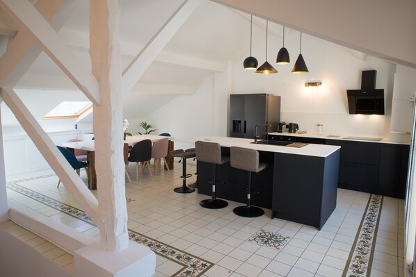 Kylskåp, mikrovågsugn, ugn och spishäll