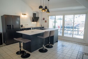 Kylskåp, mikrovågsugn, ugn och spishäll