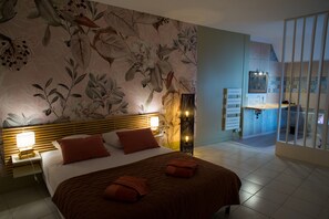 4 sovrum, skrivbord, strykjärn/strykbräda och resesäng