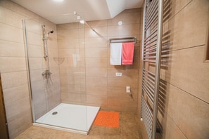 Apartment (Two bedroom apartment Rombon Brdo) | Badezimmer | Dusche, Handtücher