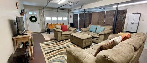 Älytelevisio, takka, pöytäjalkapallopöytä