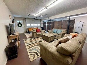 Älytelevisio, takka, pöytäjalkapallopöytä