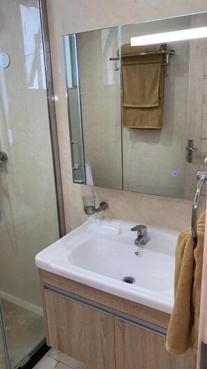 Shower, free toiletries, slippers, towels - Stay.Plus Lavington Luxury Apartment (Nairobi)