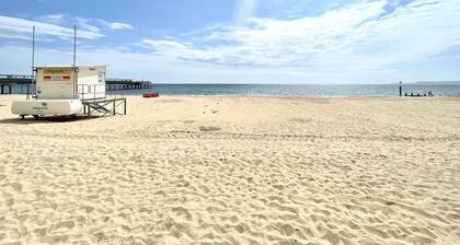 Minutes from Beach. 2-4 people. Stylish Retreat with Private Parking & Patio.