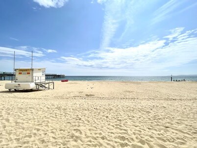 Minutes from Beach. 2-4 people. Stylish Retreat with Private Parking & Patio.