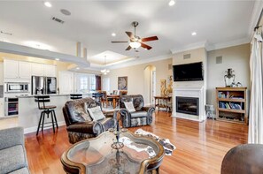 Smart TV, fireplace, ping pong, stereo - Just a short walk to beach access, Sleeps 12 (Navarre)
