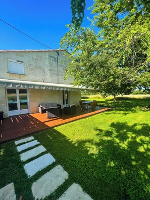 Terrace/patio - Domaine de Lapouyade (Baron)