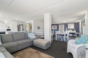 TV - Hamptons- Hampton’s style home that will have you feeling instantly relaxed (Lancelin)