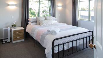 5 bedrooms, iron/ironing board, free WiFi, bed sheets