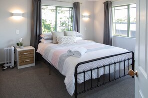 5 bedrooms, iron/ironing board, free WiFi, bed sheets