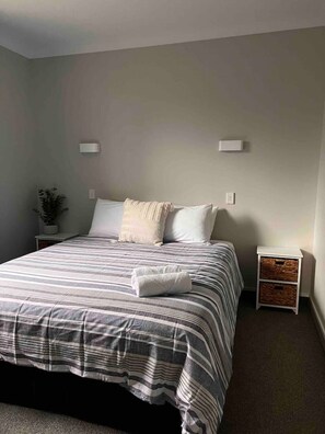 5 bedrooms, iron/ironing board, free WiFi, bed sheets