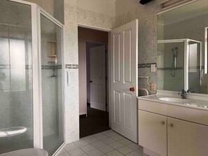 Bathtub, hair dryer, towels