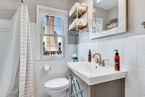 Casa, varias camas, chimenea, vista al jardín | Baño | Toallas 