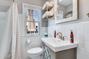 Casa, varias camas, chimenea, vista al jardín | Baño | Toallas