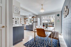 Casa, varias camas, chimenea, vista al jardín | Restaurantes