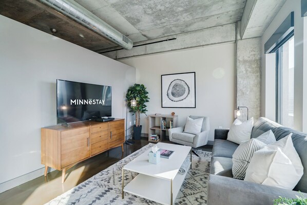 Condo, 1 cama Queen e sofá-cama, vista para a cidade | Área de estar | TV 40 polegadas com canais digitais