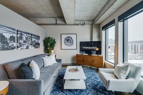 Lejlighed - 1 queensize-seng med sovesofa - byudsigt | Opholdsområde | 40-tommers tv med digitale kanaler