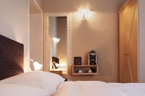 Habitación doble estándar | Edredón, minibar y caja de seguridad en la habitación