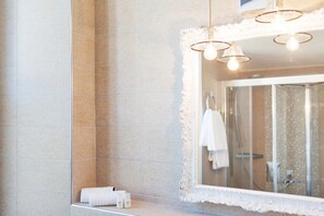 Chuveiro, produtos de toalete grátis, secador de cabelo 