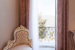 Habitación doble panorámica | Edredón, minibar y caja de seguridad en la habitación