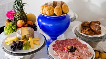 Bữa sáng buffet hàng ngày với phụ phí nhỏ