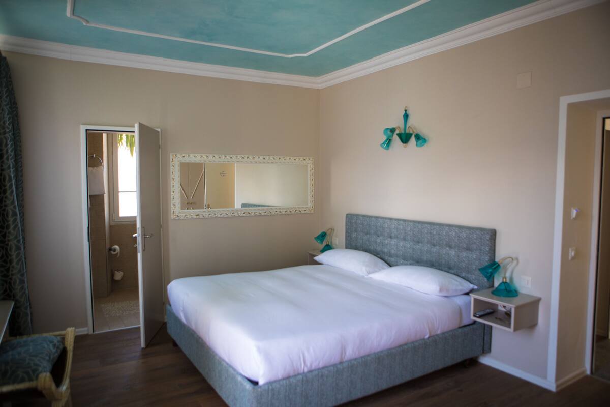 Habitación panorámica doble | Edredones de plumas, minibar, caja fuerte y escritorio