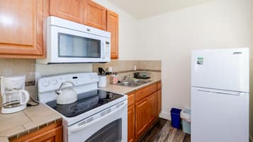 Suite Deluxe | Cocina privada | Refrigerador con congelador, microondas, horno y parrilla de estufa
