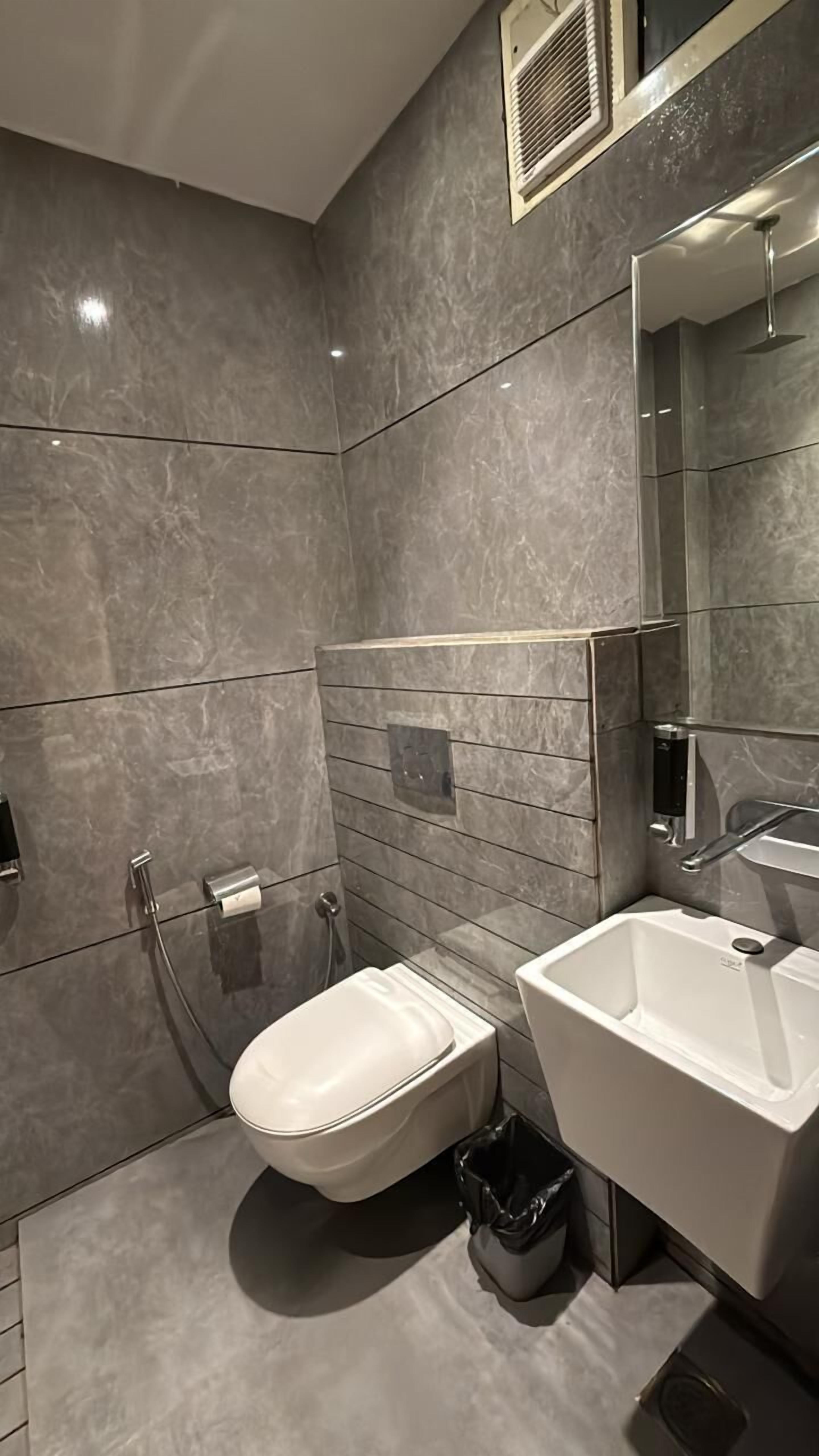 Un bany modern amb vàter, bidet i rentapel.