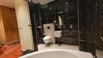 Habitación ejecutiva | Baño | Artículos de higiene personal gratuitos y toallas