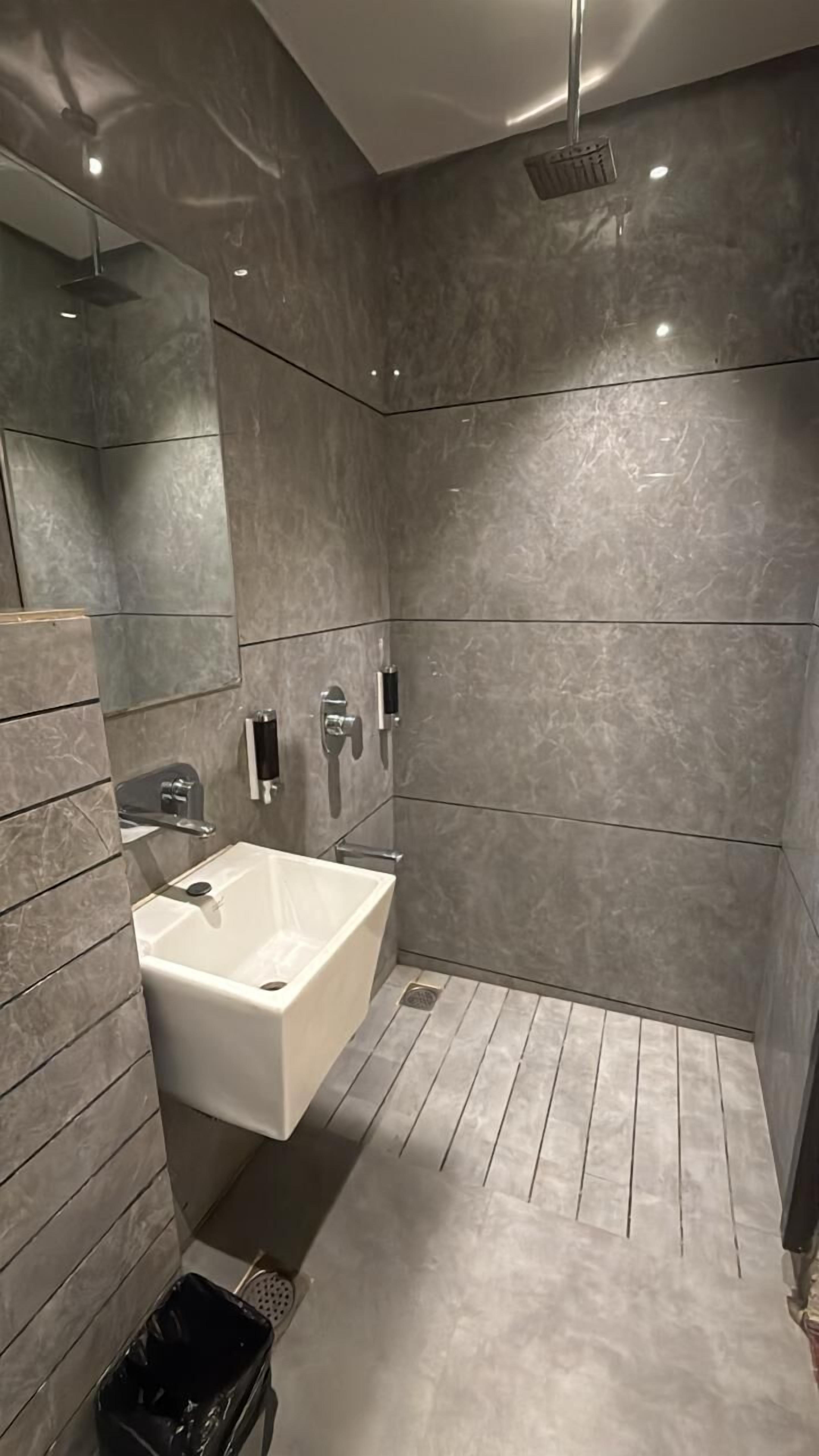 Une salle de bain moderne avec une grande baignoire, une douche et des toilettes.
