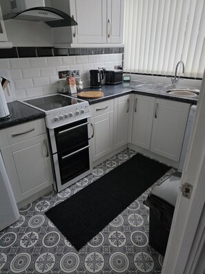 Fridge, microwave, oven, stovetop - Lovely 3 Bed Chalet Bridlington Free Electric (Bridlington)