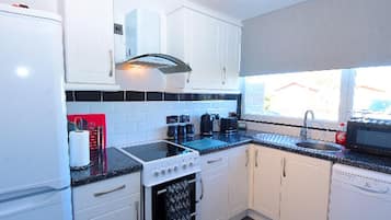 Chalet | Private kitchen | Fridge, microwave, oven, stovetop