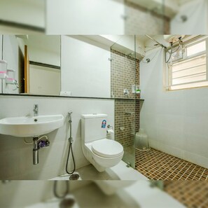 Studio Suite Deluxe | Phòng tắm | Buồng tắm vòi sen, vòi sen thủy lực 