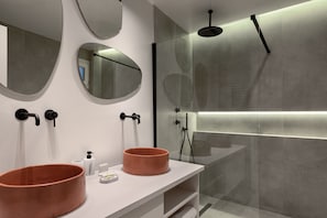 Shower, eco-friendly toiletries, hair dryer, towels - Acropolis White Key Residence (Athina)