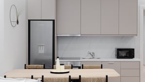 Una cucina moderna con frigorifero integrato, forno a microonde e lavello.