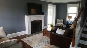 Televisión y chimenea