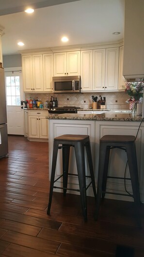 Mikrobølgeovn, oppvaskmaskin, kaffetrakter/tekoker og kjøkkenutstyr