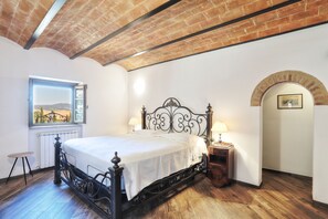 4 makuuhuonetta, työpöytä, silitysrauta/-lauta, ilmainen Wi-Fi