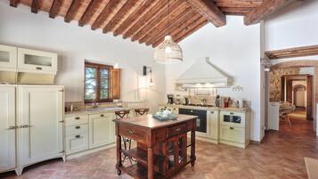 Frigorifero, forno, piano cottura, lavastoviglie