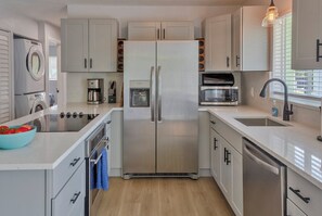 Refrigerador, microondas, horno, placa de cocina