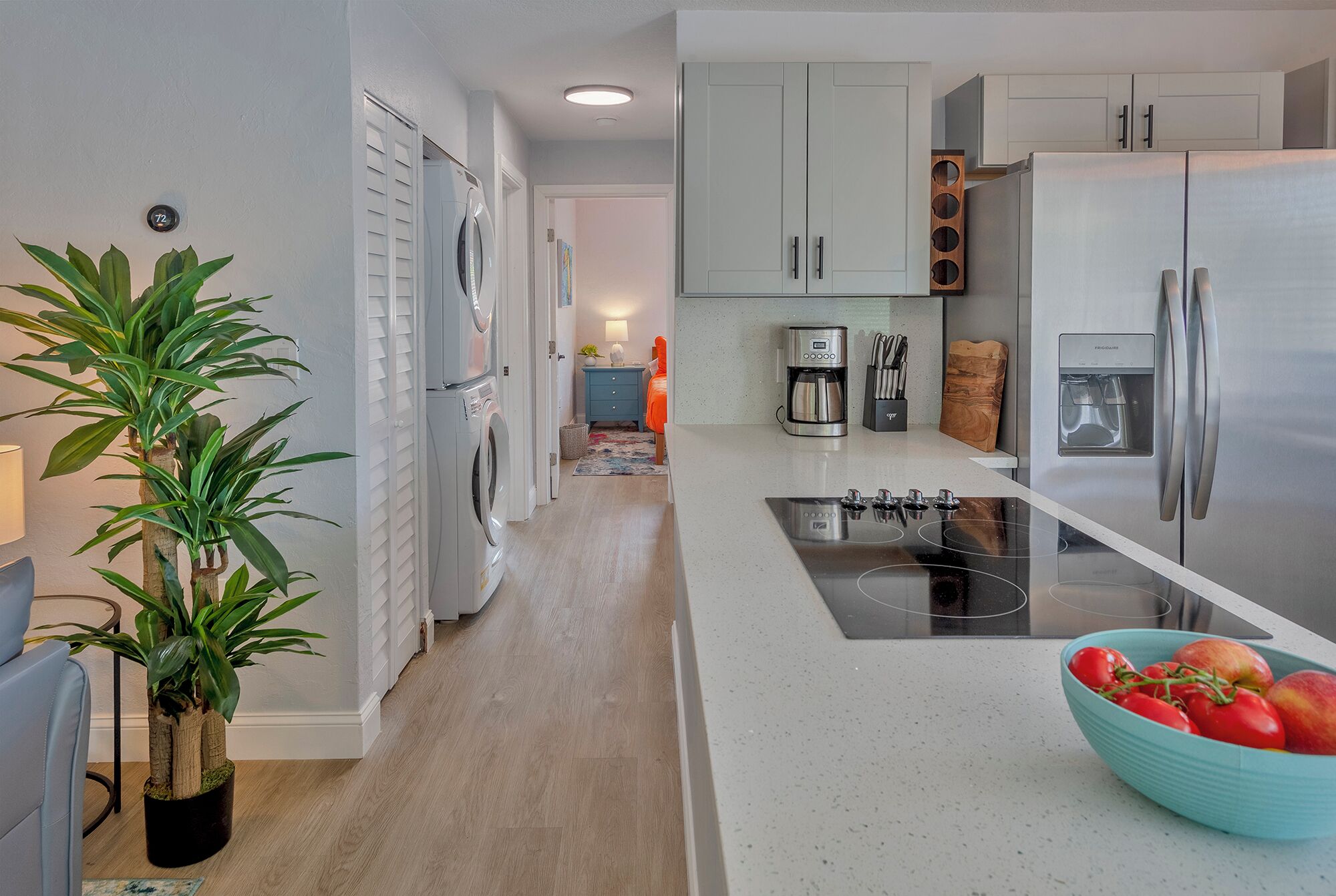 Refrigerador, microondas, horno y parrilla de estufa 