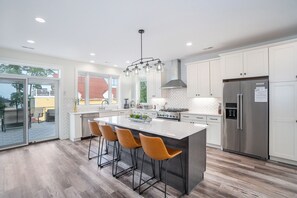 Fridge, microwave, oven, dishwasher - Welcome to Simpli Soha (South Haven)