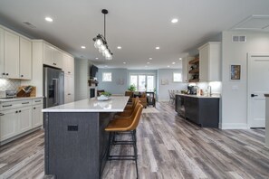 Refrigerador, microondas, horno y lavavajillas 