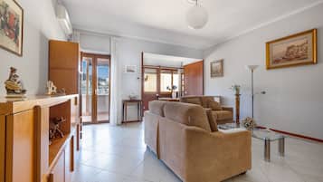 Apartamento conforto | Área de estar | TV de tela plana 40 polegadas com canais digitais, TV